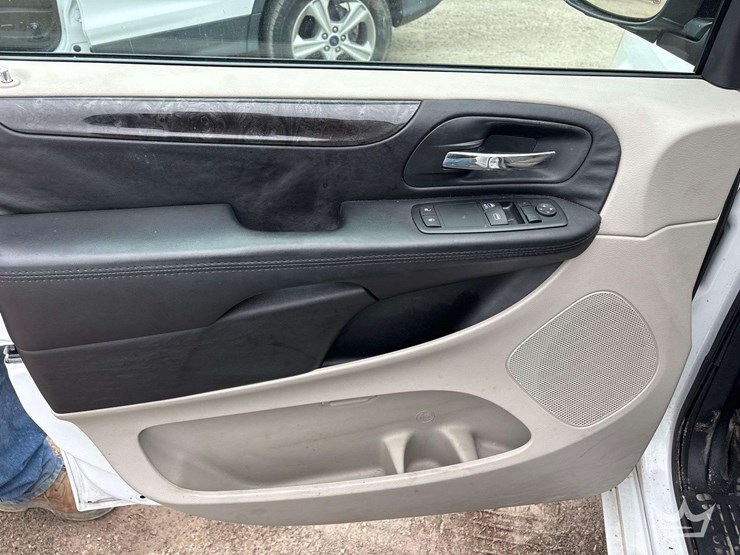 2014-dodge-caravan-image-18