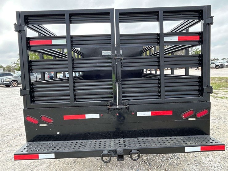 2017-isuzu-npr-image-25