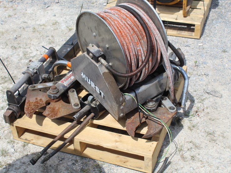 #8009-•-(3)-jaws-of-life-and-(1)-portable-ram-and-(1)-power-retract-hose-set-image-3