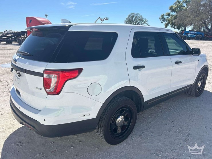 2016-ford-explorer-image-3