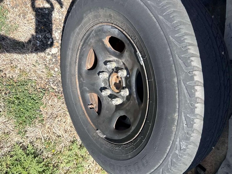 2005-chevrolet-suburban-image-14