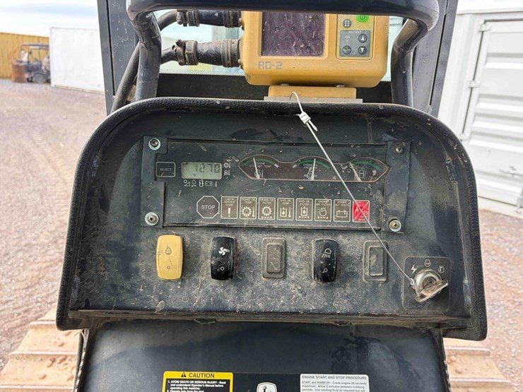 2005-deere-650j-xlt-image-13