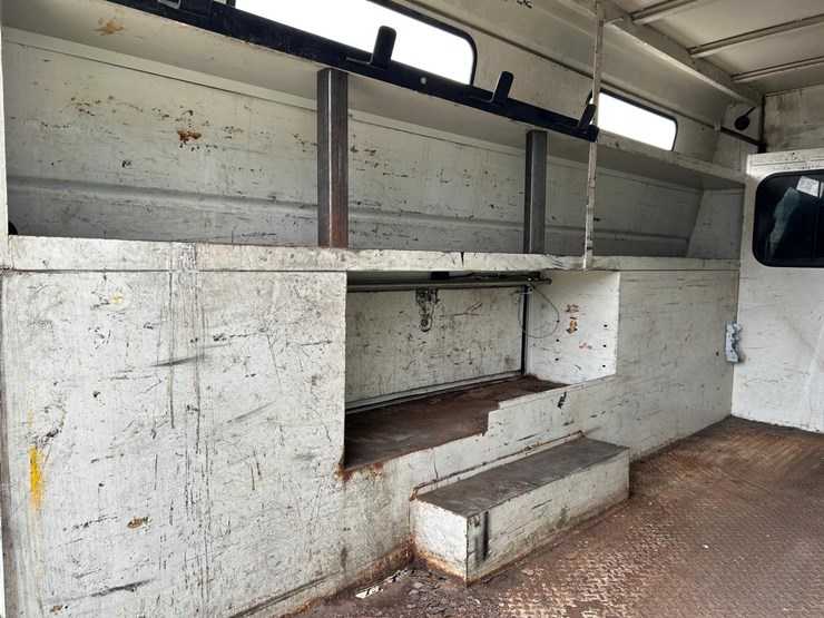 2004-utility-van-image-18