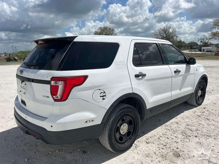 2016-ford-explorer-image-3