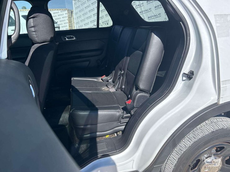 2016-ford-explorer-image-18