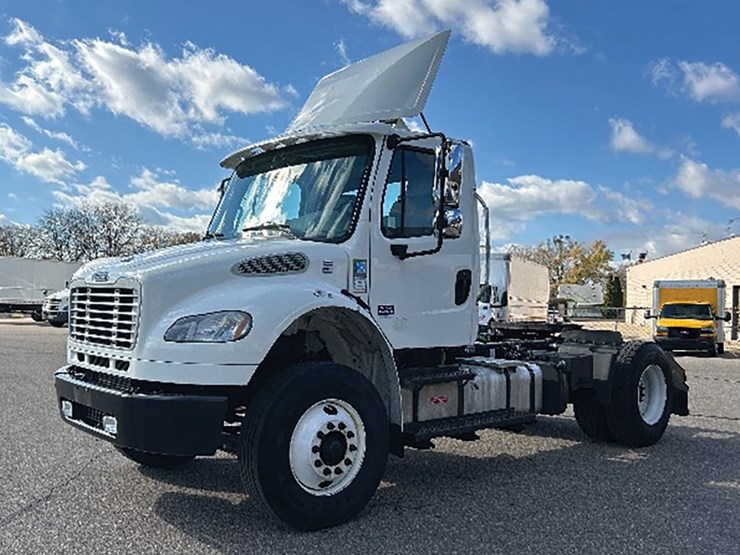 2020-freightliner-m2-image-1