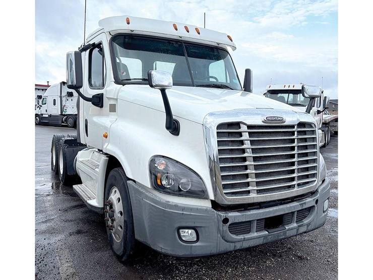 2016-freightliner-cascadia-125-image-1