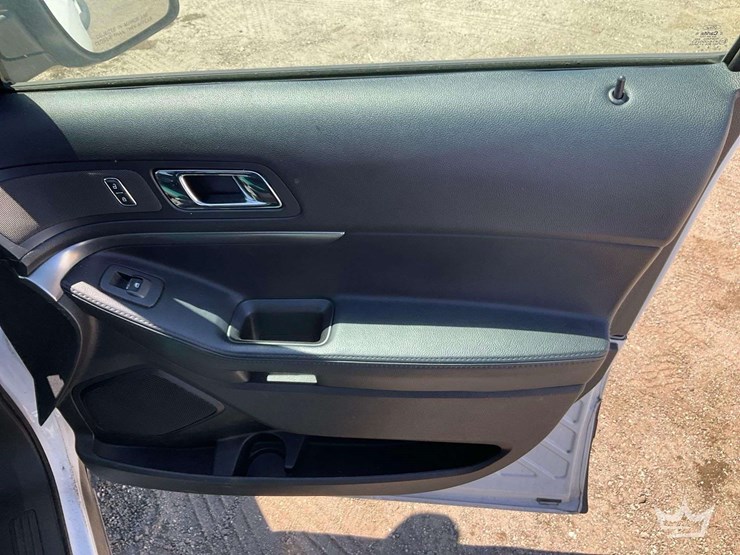 2016-ford-explorer-image-27