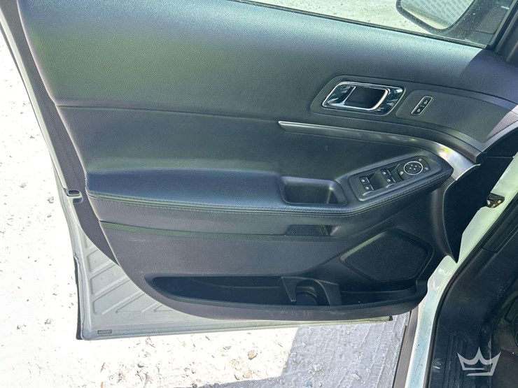 2016-ford-explorer-image-11