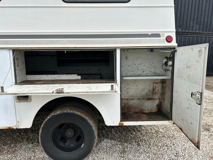 2004-utility-van-image-22