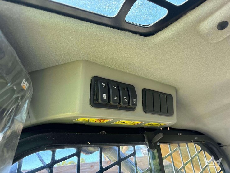 2021-caterpillar-279d3-image-13