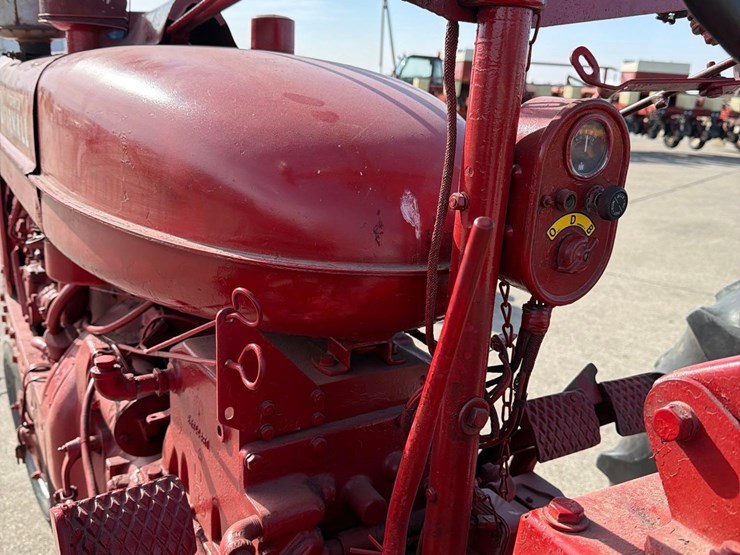 1953-farmall-super-m-tractor-image-29