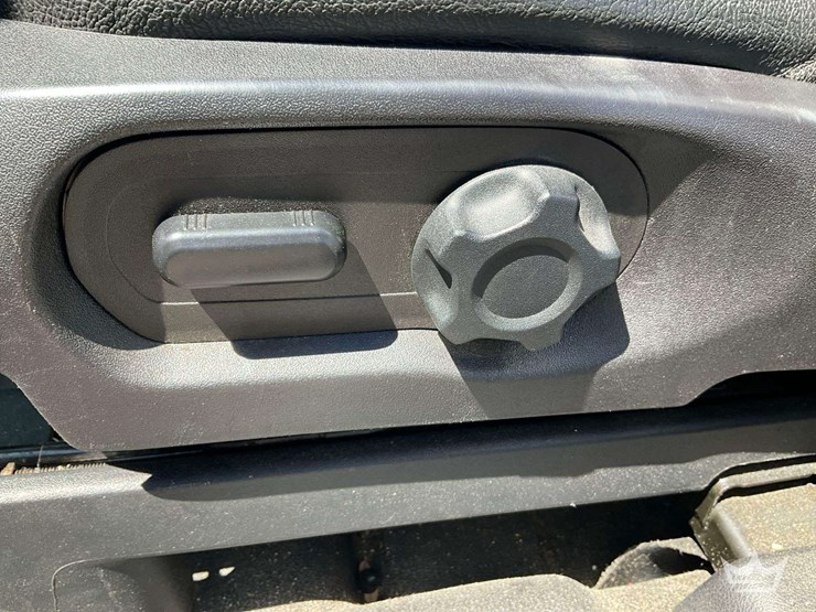 2016-ford-explorer-image-14