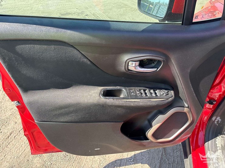 2015-jeep-renegade-image-13