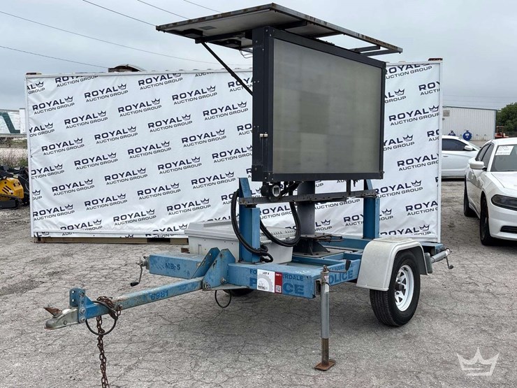 2015-solartech-silent-messenger-towable-solar-message-board-image-7