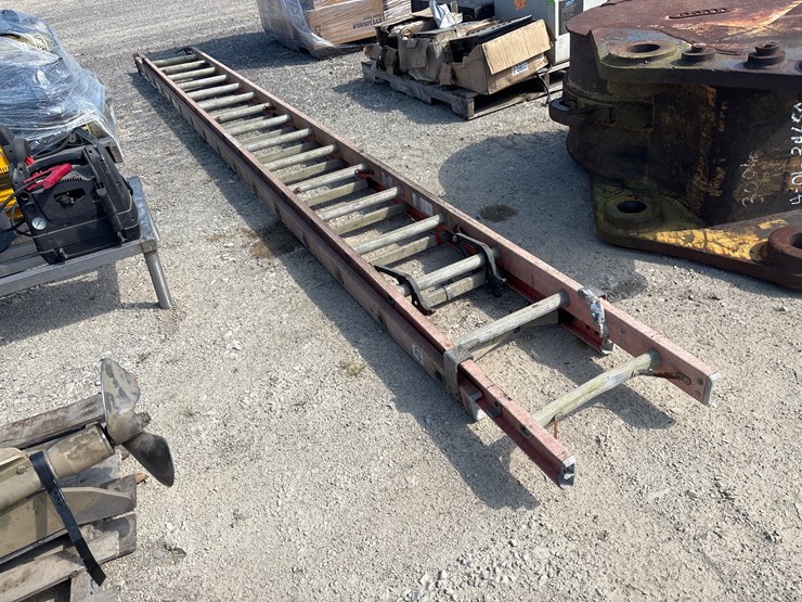 #8045-•-40ft-extendable-ladder-image-2