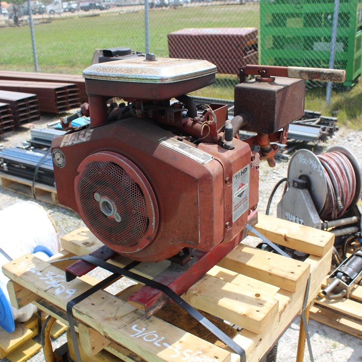 #8008 • 4 CYLE BRIGGS AND STRATTON GENERATOR