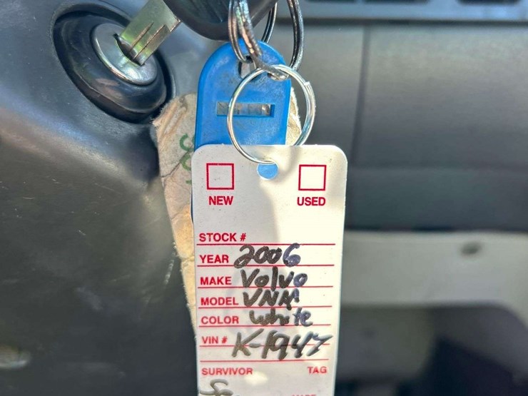 2006-volvo-vnm-s/a-day-cab-truck-tractor-image-29