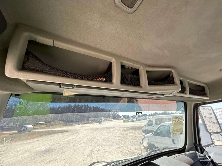 2006-volvo-vnm-s/a-day-cab-truck-tractor-image-16