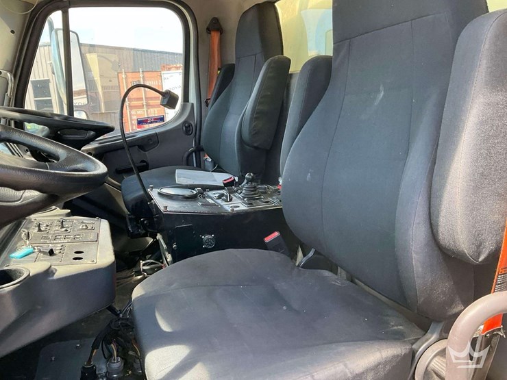 2018-freightliner-m2-106-image-22