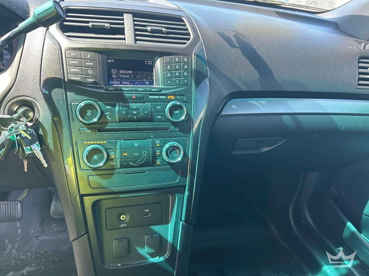 2016-ford-explorer-image-15