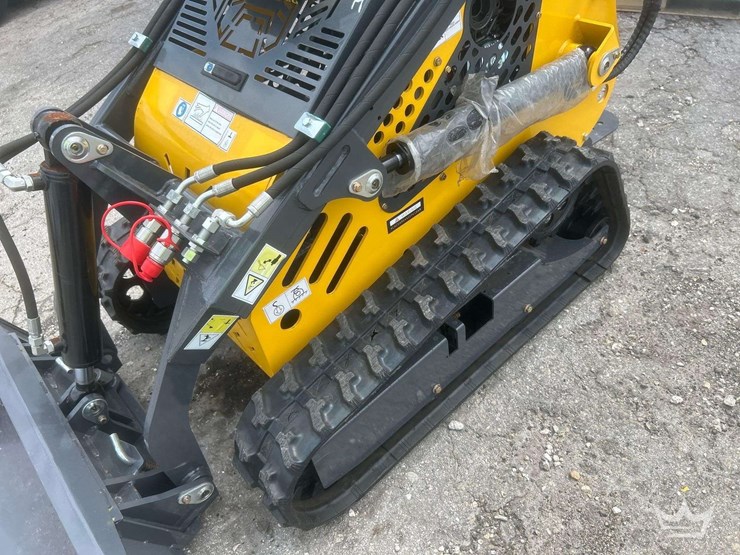 2025-sdlanch-sdll60-mini-stand-on-track-loader-skid-steer-image-11