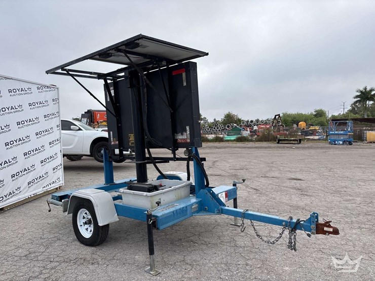 2018-solartech-silent-messenger-towable-solar-message-board-image-2