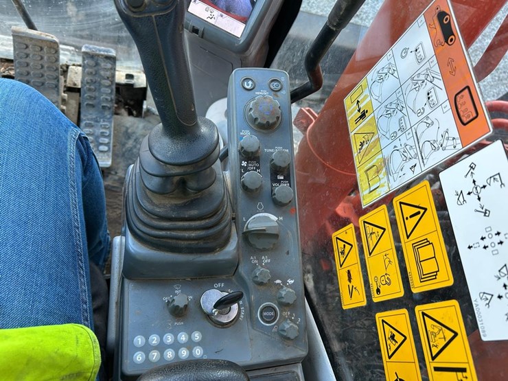 hitachi-zx135us-6-image-30