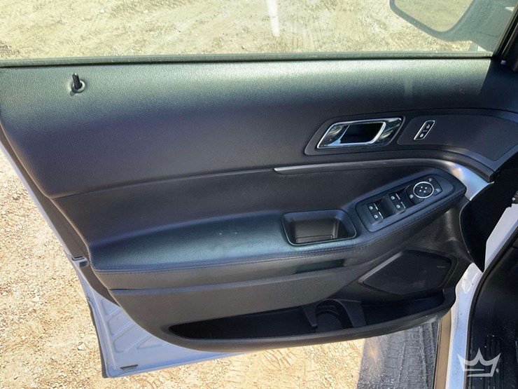 2016-ford-explorer-image-12