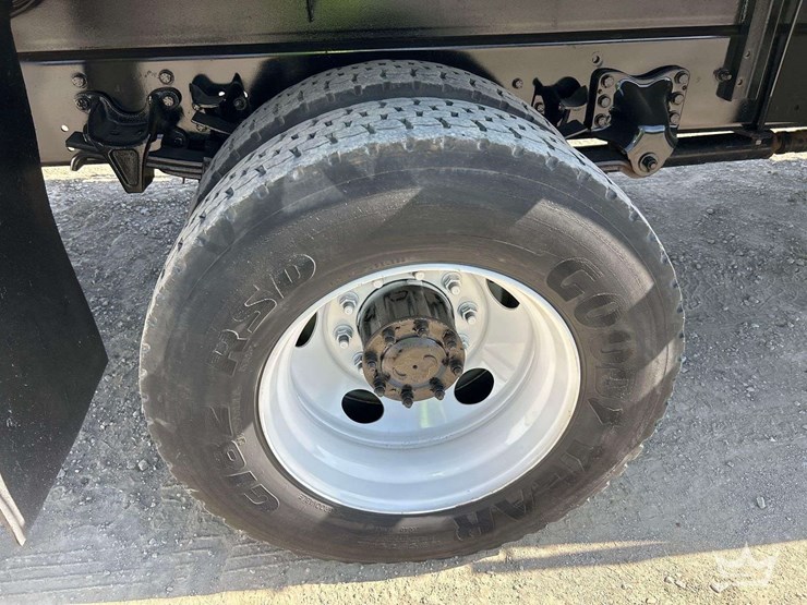 2017-freightliner-m2-106-image-29