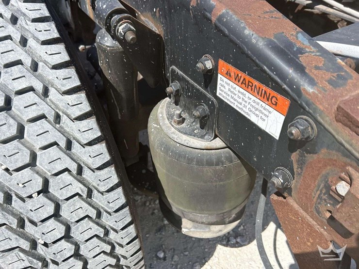 2001-freightliner-fl112-image-24