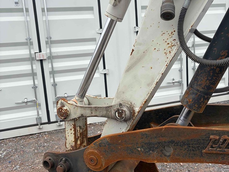 2013-takeuchi-tb280fr-image-7