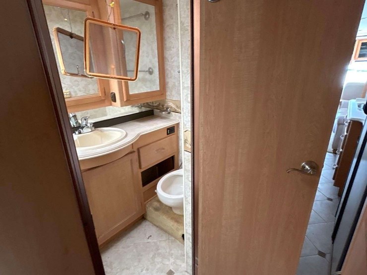 2005-freightliner-tropi-cal-t396-39ft.-class-a-motorhome-image-34