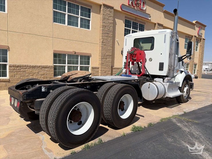 2015-peterbilt-567-image-4