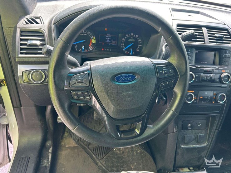 2016-ford-explorer-image-13