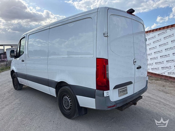 2019-mercedes-sprinter-2500-cargo-van-image-4