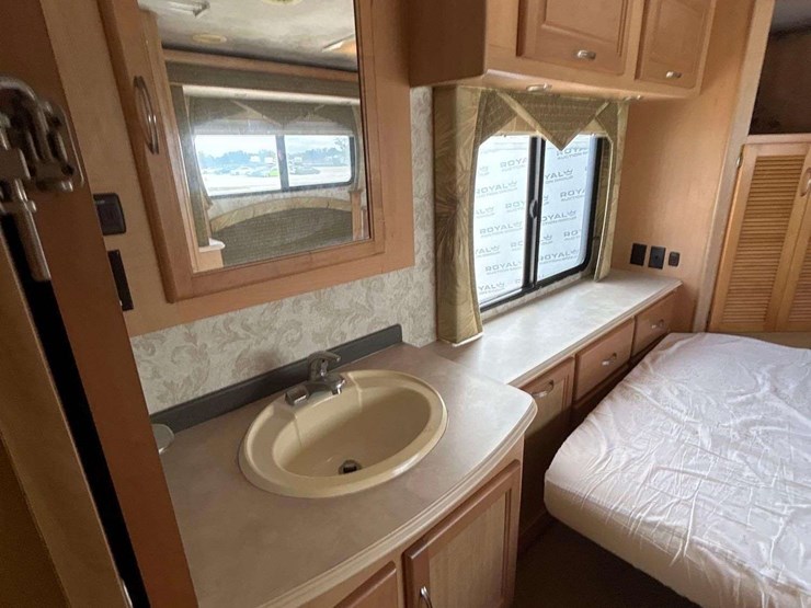 2005-freightliner-tropi-cal-t396-39ft.-class-a-motorhome-image-38