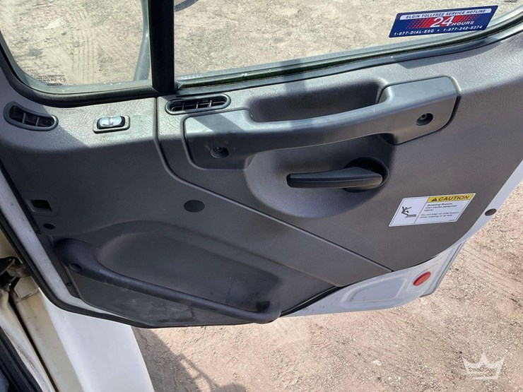 2018-freightliner-m2-106-image-23