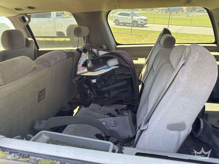 2005-chevrolet-suburban-image-23