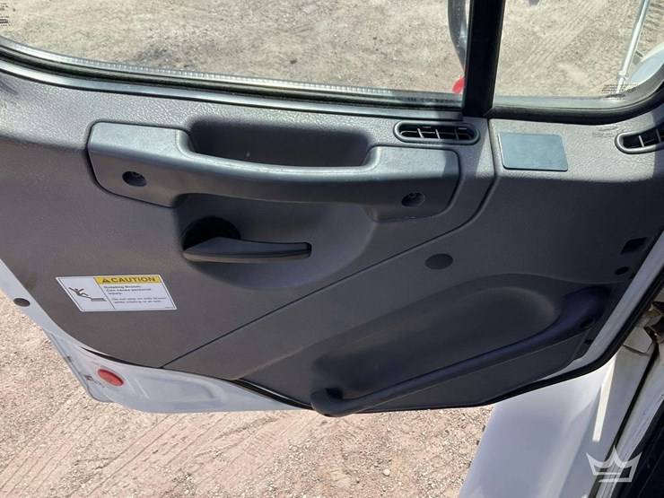 2018-freightliner-m2-106-image-15