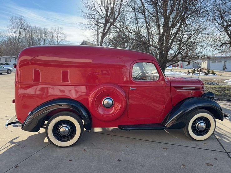 1937-international-d2-panel-truck-image-7