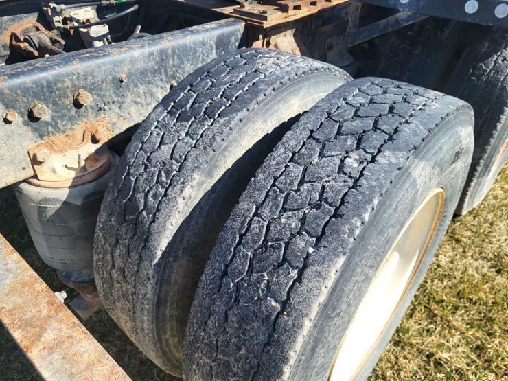 1995-ford-l9000-tandem-axle-day-cab-semi-image-31