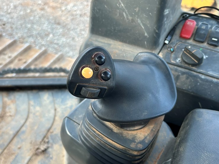 2023-caterpillar-d1-image-48