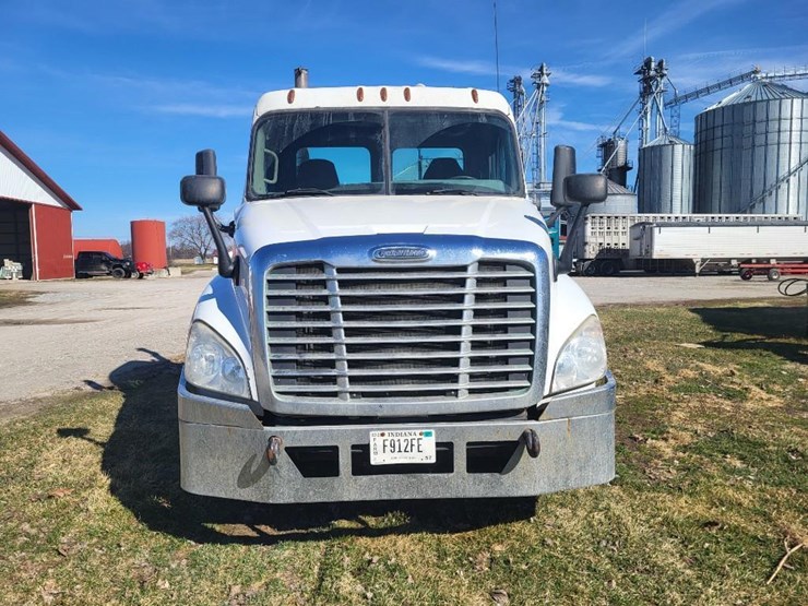 2013-freightliner-ca125dc-tandem-axle-day-cab-semi-image-8