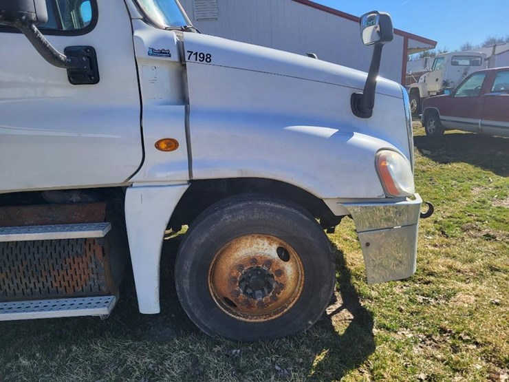 2013-freightliner-ca125dc-tandem-axle-day-cab-semi-image-40