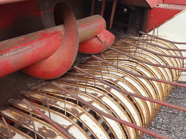 ih-435-square-baler-image-7