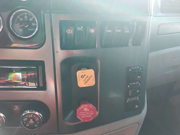 2019-peterbilt-579-image-37