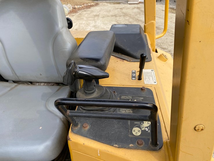 2005-deere-700h-image-40