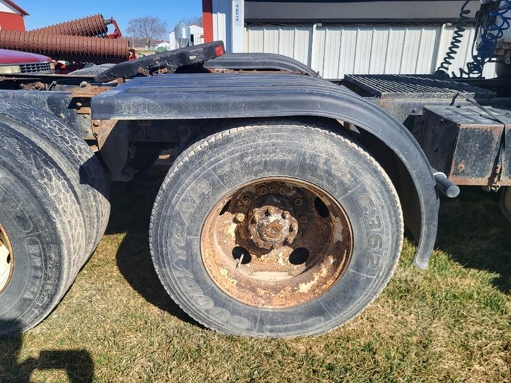 1995-ford-l9000-tandem-axle-day-cab-semi-image-35
