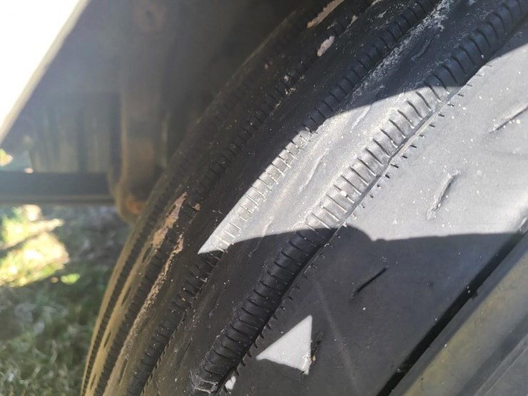 2013-freightliner-ca125dc-tandem-axle-day-cab-semi-image-12